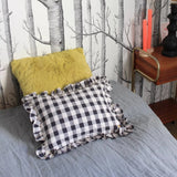 COUSSIN À VOLANT RÉGLISSE