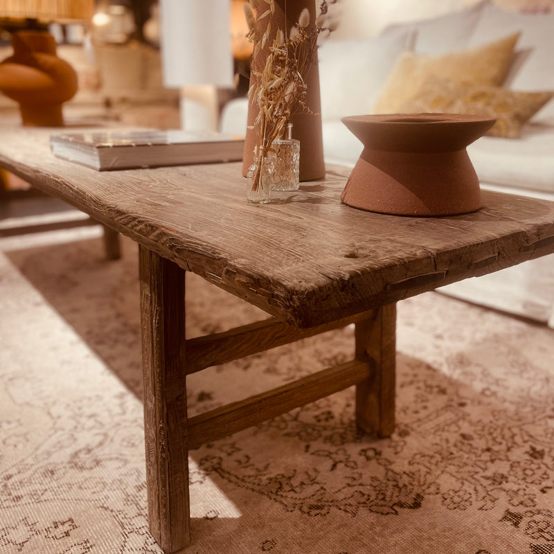 TABLE BASSE ANCIENNE EN ORME SUR PIEDS BOIS - 205x50CM