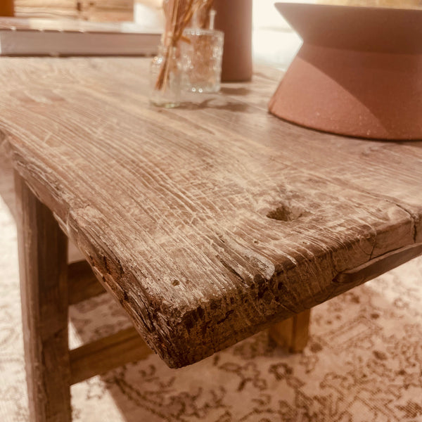 TABLE BASSE ANCIENNE EN ORME SUR PIEDS BOIS - 205x50CM