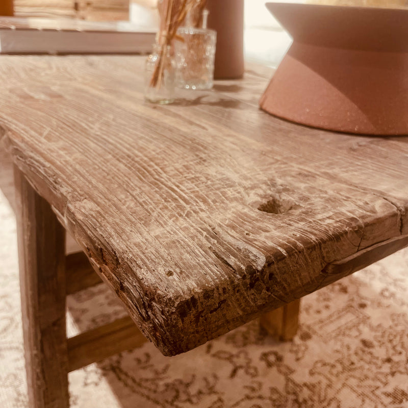 TABLE BASSE ANCIENNE EN ORME SUR PIEDS BOIS - 205x50CM