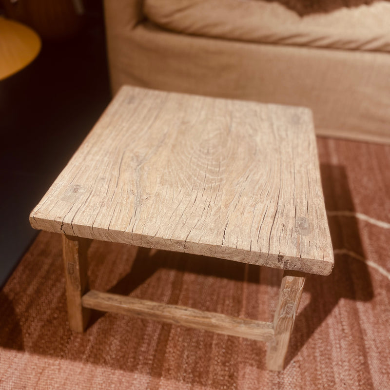 TABLE BASSE ANCIENNE EN ORME SUR PIEDS BOIS - 51X49CM
