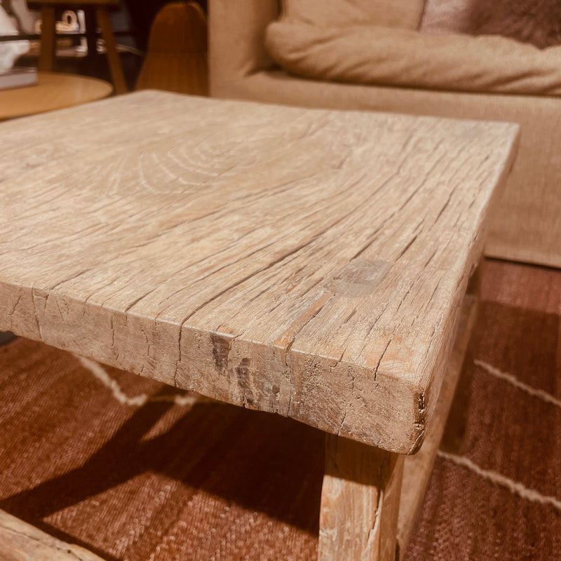 TABLE BASSE ANCIENNE EN ORME SUR PIEDS BOIS - 51X49CM