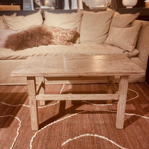 TABLE BASSE ANCIENNE EN ORME SUR PIEDS BOIS - 89x45CM