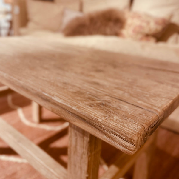 TABLE BASSE ANCIENNE EN ORME SUR PIEDS BOIS - 89x45CM