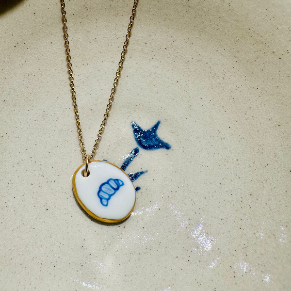 MEDAILLE EN PORCELAINE ET OR VÉRITABLE - CROISSANT BLEU