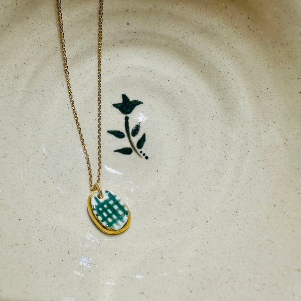 MEDAILLE EN PORCELAINE ET OR VÉRITABLE - QUADRILLAGE VERT