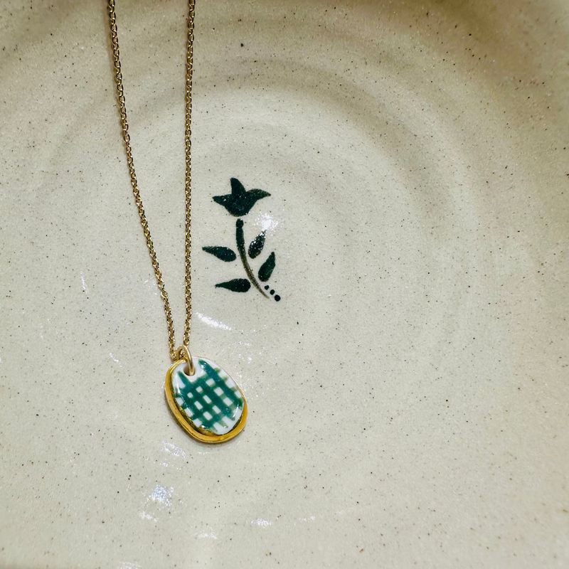 MEDAILLE EN PORCELAINE ET OR VÉRITABLE - QUADRILLAGE VERT