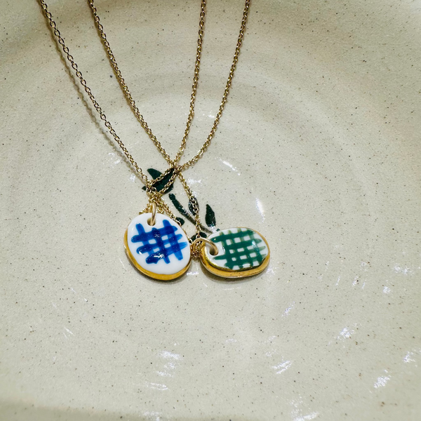 MEDAILLE EN PORCELAINE ET OR VÉRITABLE - QUADRILLAGE BLEU
