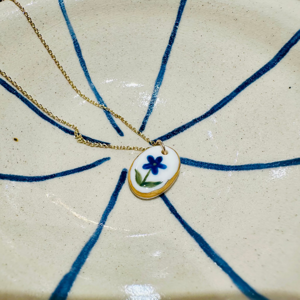 MEDAILLE EN PORCELAINE ET OR VÉRITABLE - FLEUR BICOLORE
