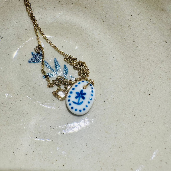 MEDAILLE EN PORCELAINE ET OR VÉRITABLE - FLEUR BLEUE