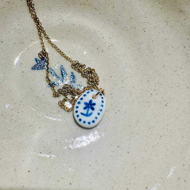 MEDAILLE EN PORCELAINE ET OR VÉRITABLE - FLEUR BLEUE