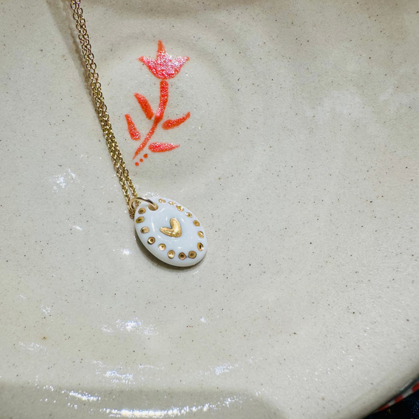 MEDAILLE EN PORCELAINE ET OR VÉRITABLE - COEUR ET POINTILLÉS
