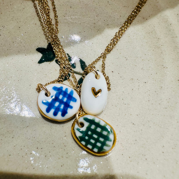 MEDAILLE EN PORCELAINE ET OR VÉRITABLE - COEUR SIMPLE